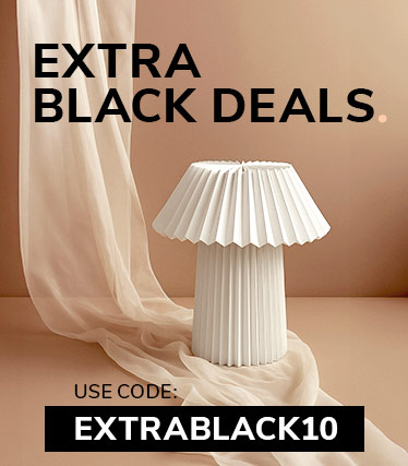Promotieafbeelding voor Extra Black Deals met een witte gevouwen tafellamp op een beige stoffen achtergrond en de kortingscode ‘EXTRABLACK10’