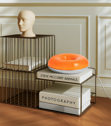 Moderne Lindby tafellamp in levendig oranje op een decoratief rekensysteem.