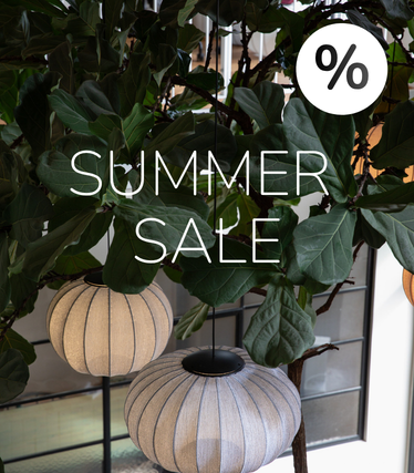 Stoffen hanglampen voor weelderig groen met Summer Sale-aanduiding.
