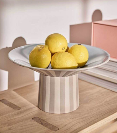 OY OY Living schaal met citroenen op een stijlvolle houten tafel in zachte pasteltinten.