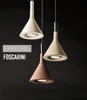 Drie minimalistische hanglampen van Foscarini in natuurlijke kleuren tegen een donkere achtergrond.